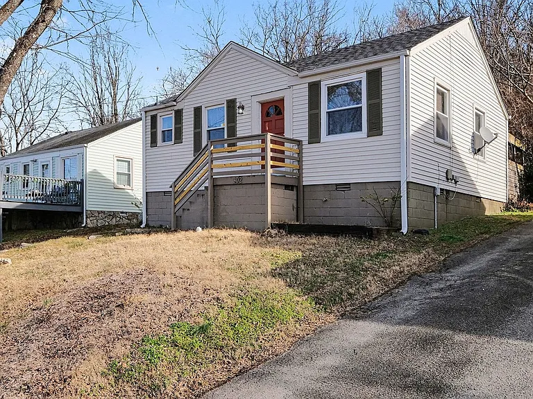 302 Sentinel Dr — Photo 2