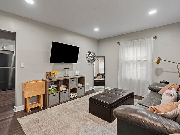 3rd image of 728 24th St