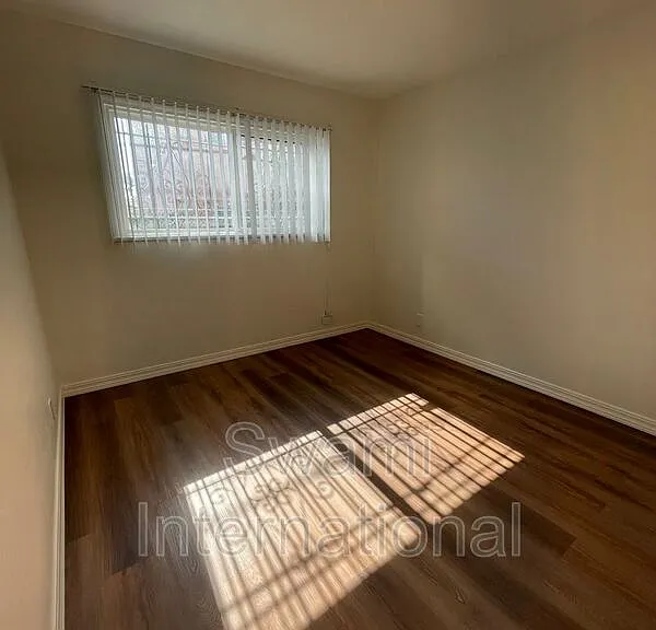 724 W 80th St — Photo 12