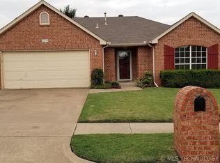 5210 Redbud Dr, Sand Springs, OK 74063