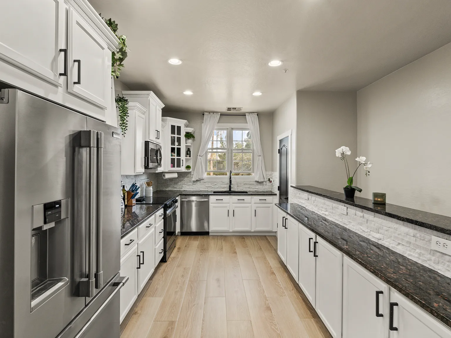 3 bed, 2.5 bath, 1627 sqft, $4,190 — Photo 3