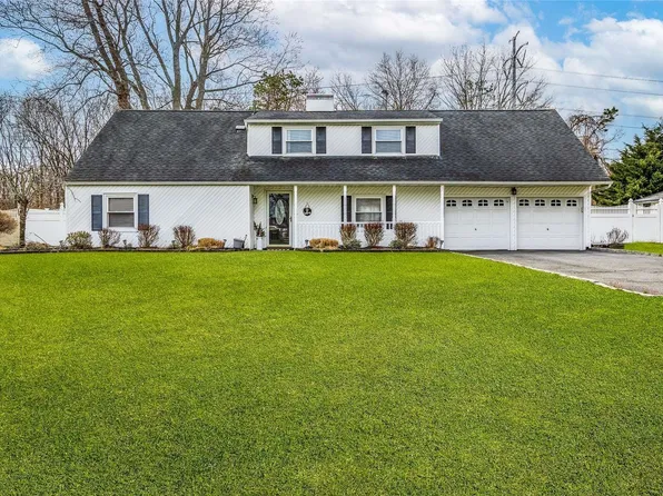 29 Honeysuckle Lane, Holtsville, NY 11742