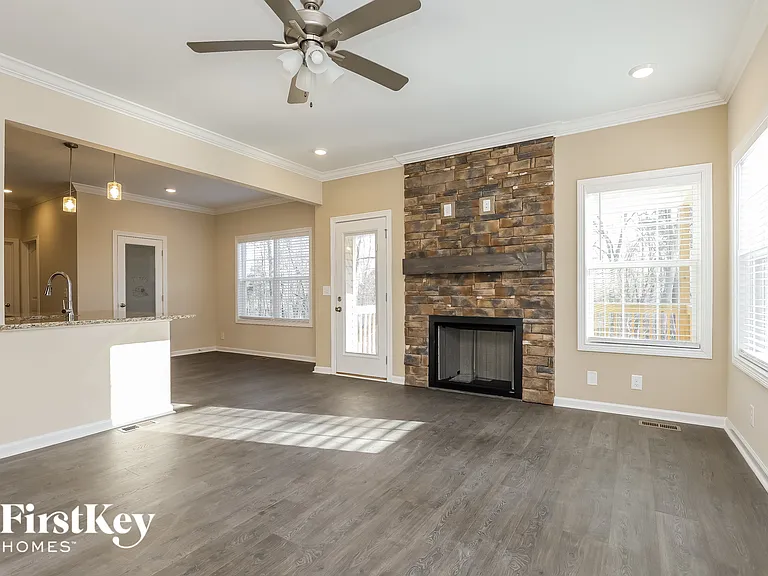 1061 Brightwood Ct — Photo 3