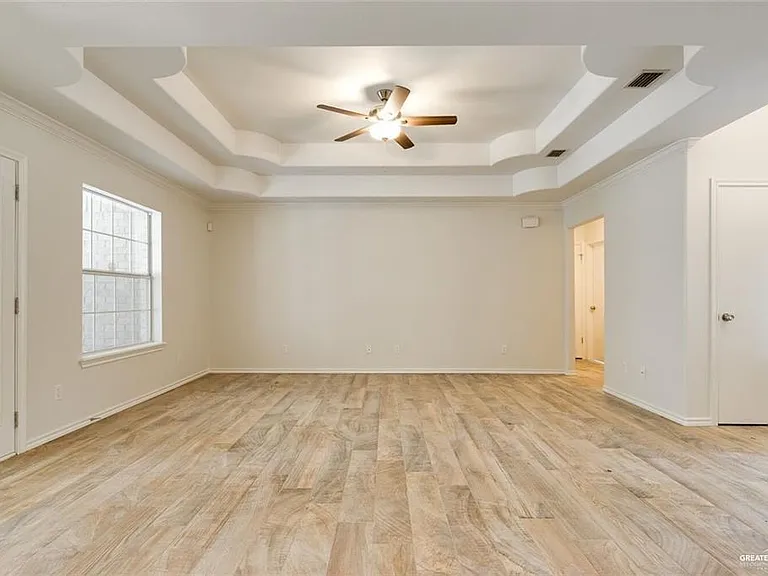 1910 Meadow Way Dr — Photo 2