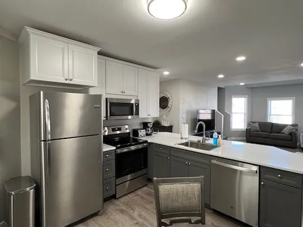 320 W 4th St #102, Cedar Falls, IA 50613