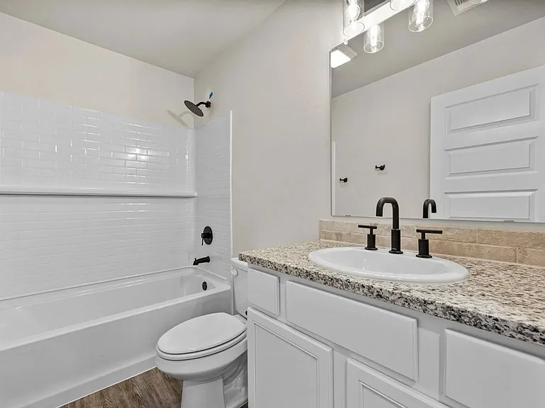 2124 Langford Ave — Photo 5