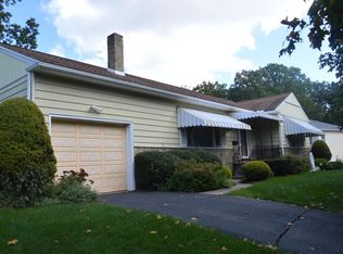 16 Woodcliff Dr, Dallas, PA 18612