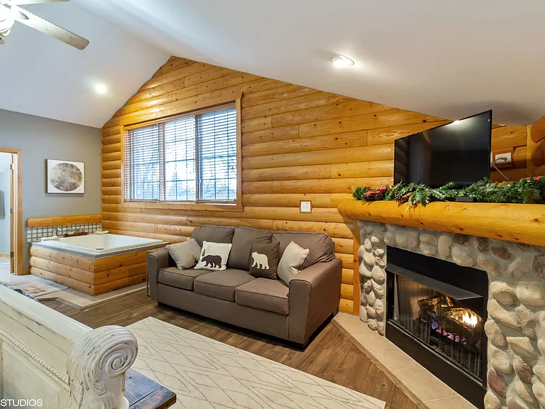 Master sitting area and soak in tub
