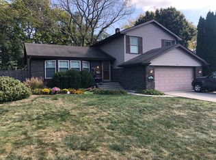 912 Warwick Ln, Libertyville, IL