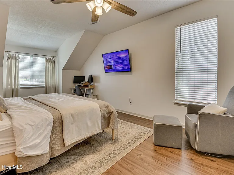 1084 Severn Dr — Photo 16