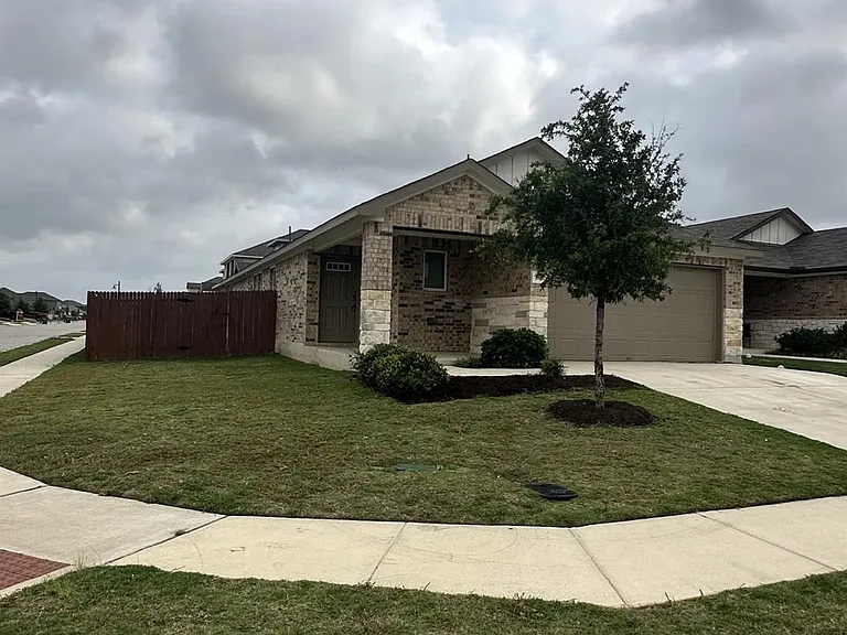 201 Longmount Cv — Photo 2