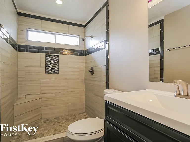 916 Willaby St — Photo 9