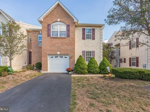 922 Vanguard Dr, Red Hill, PA 18076