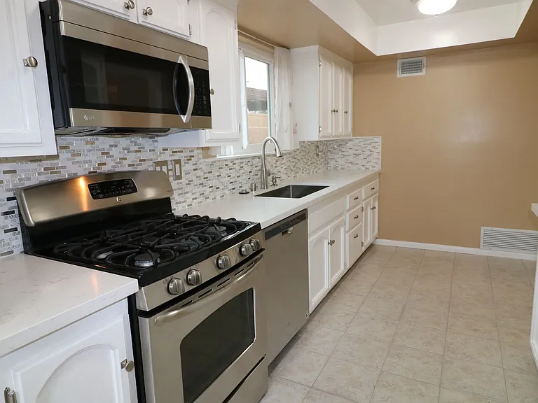22325 Wyandotte St — Photo 9