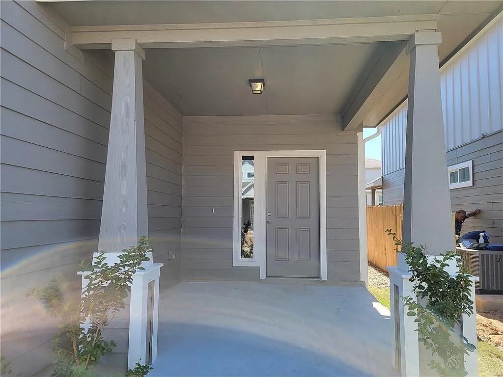 4 bed, 3.5 bath, 2512 sqft, $2,300 — Photo 2