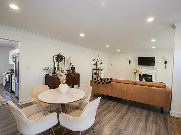 4th image of 2213 Saint James Ct