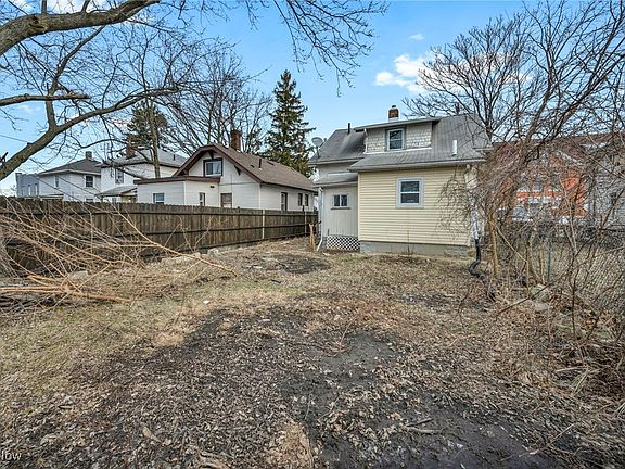 3rd image of 2834 Apple Ave
