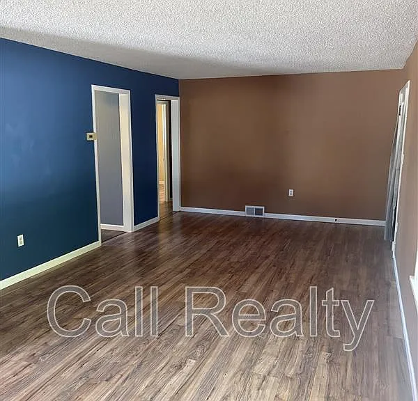 1210 N Locust Rd — Photo 4
