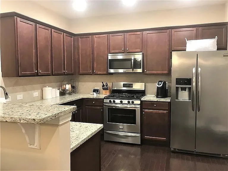 1055 Hampton Oaks Dr — Photo 8