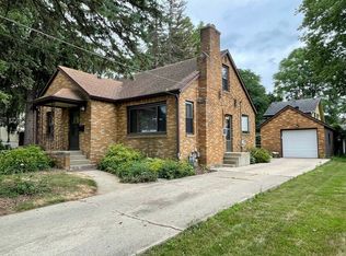 33 E Pershing St, Freeport, IL 61032