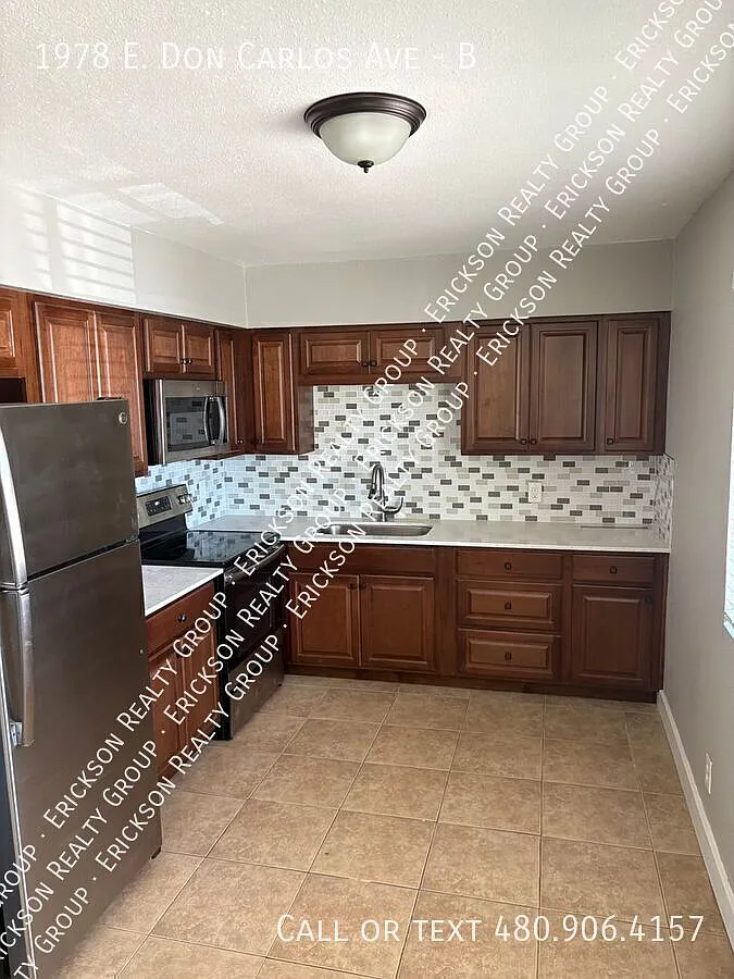 updated 2 bedroom Tempe apartment / 1st month Free move in special — Photo 2