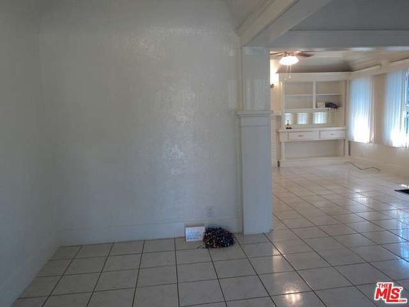 3rd image of 920 W 55th St
