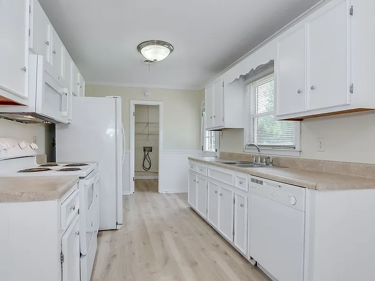 373 Westmont Dr — Photo 14
