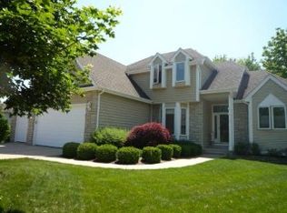 123 Walnut Cir, Sugar Grove, IL 60554