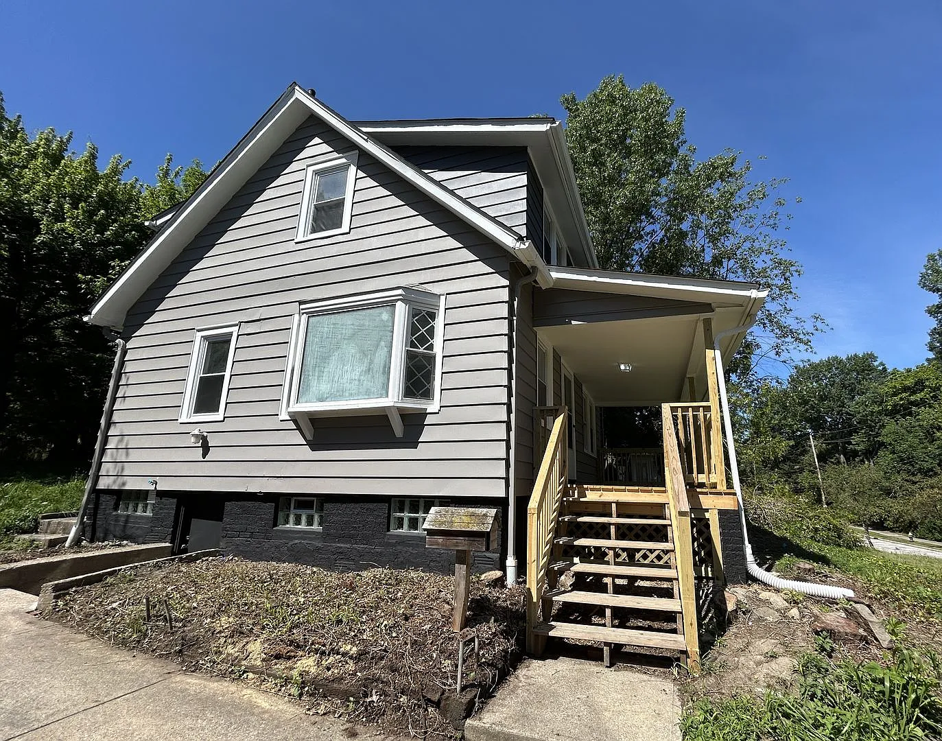 South Euclid Beauty - 3 bedroom Single Family Home — Photo 3