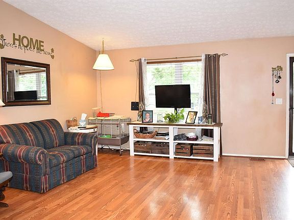 5th image of 675 Deerfield Dr