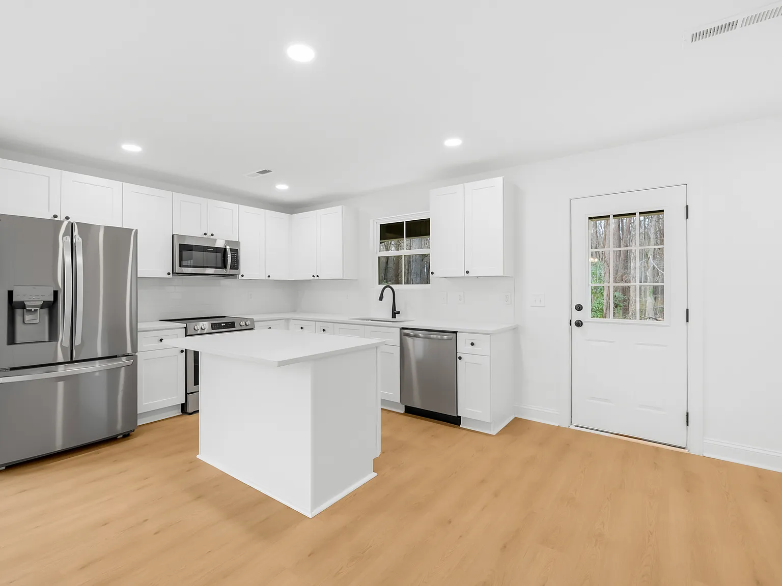 3 bed, 2.5 bath, 1392 sqft, $1,800 — Photo 4