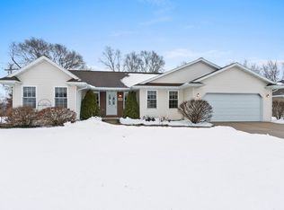 1001 Thoroughbred Ln, De Pere, WI 54115