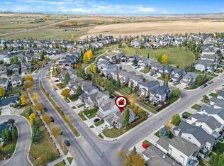 212 S Westland St, Okotoks, AB T1S2L3