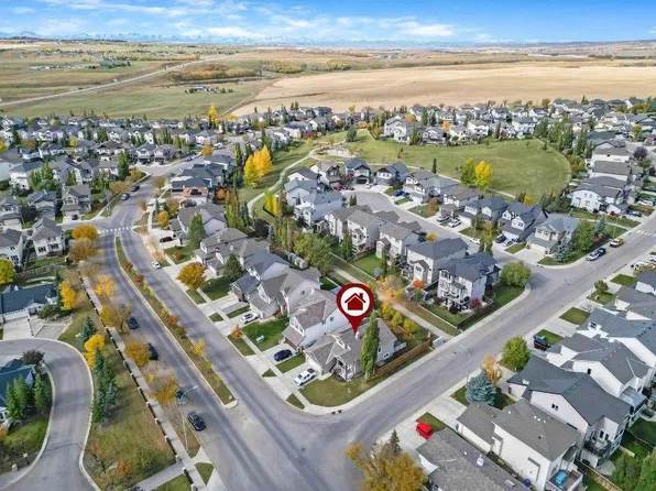 212 S Westland St, Okotoks, AB T1S 2L3