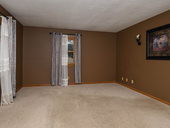 5th image of 107 W Arikara Ave