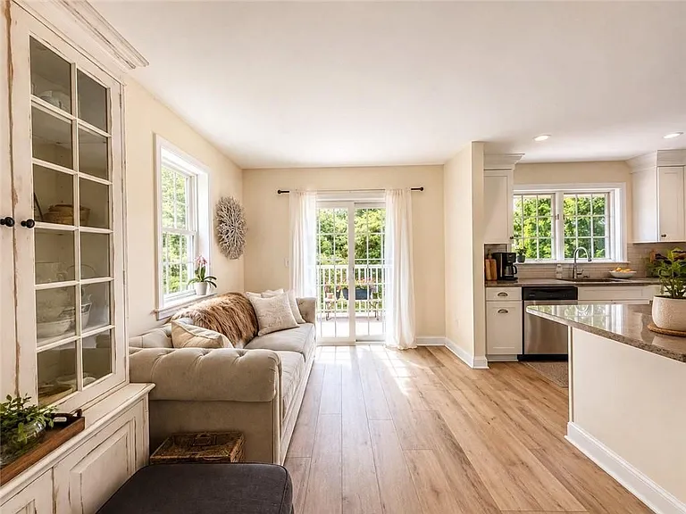 520 Corey Ln — Photo 2
