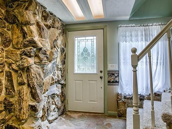 3rd image of 8922 Laurie Cir