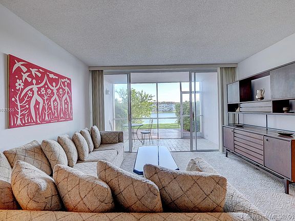 4th image of 952 NE 199th St APT 115