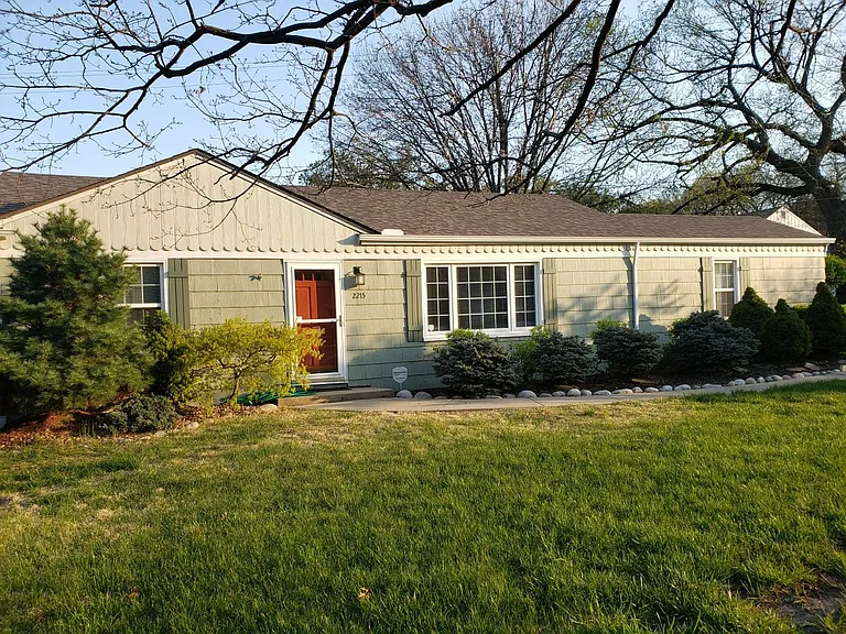 2215 Somerset Dr — Photo 1