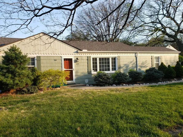 2215 Somerset Dr, Prairie Village, KS 66206