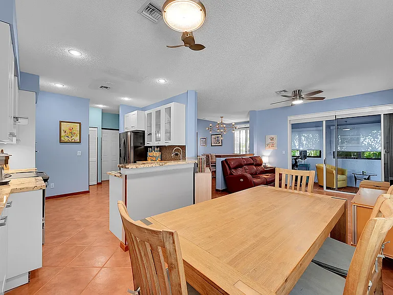 2922 Port Royale Ln S — Photo 13