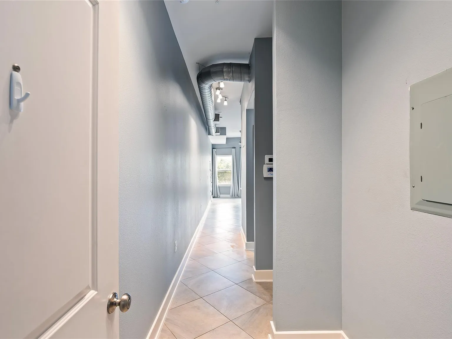 1 bed, 1.0 bath, 721 sqft, $1,700 — Photo 2