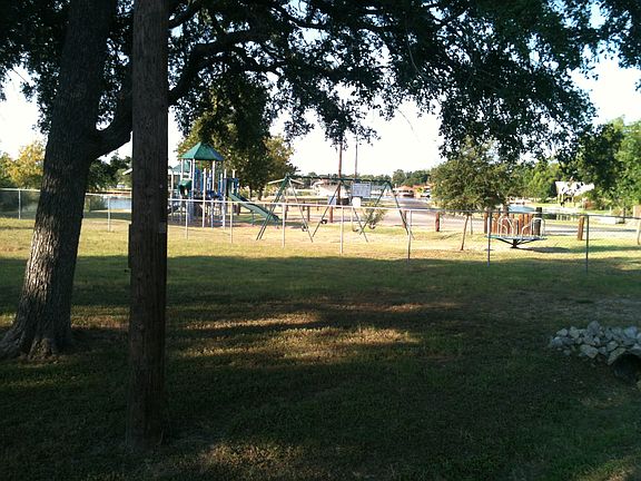 4th image of 807 Sherwood Forest Dr