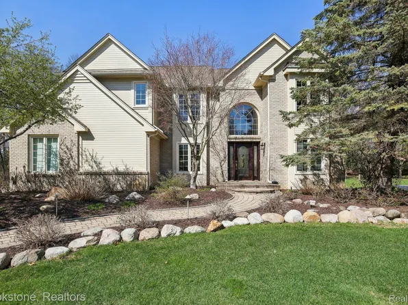 1391 Woodbridge Ct, Wixom, MI 48393