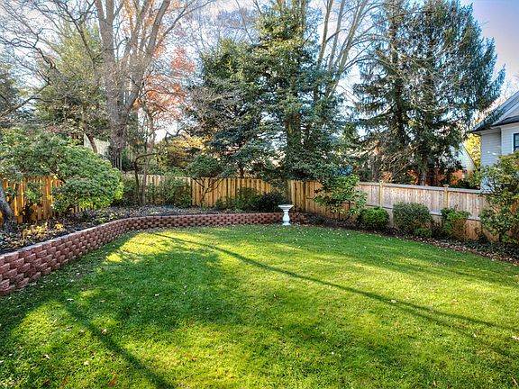 South Facing, Rare Level Garden - Hard to Find in Berkley!