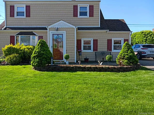 70 Corncrib Ln, Levittown, NY 11756