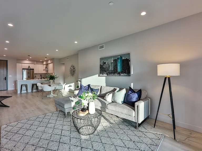 900 N Wilcox Ave #105 — Photo 13