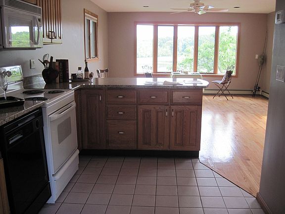 LOOKING TO LIVINGROOM