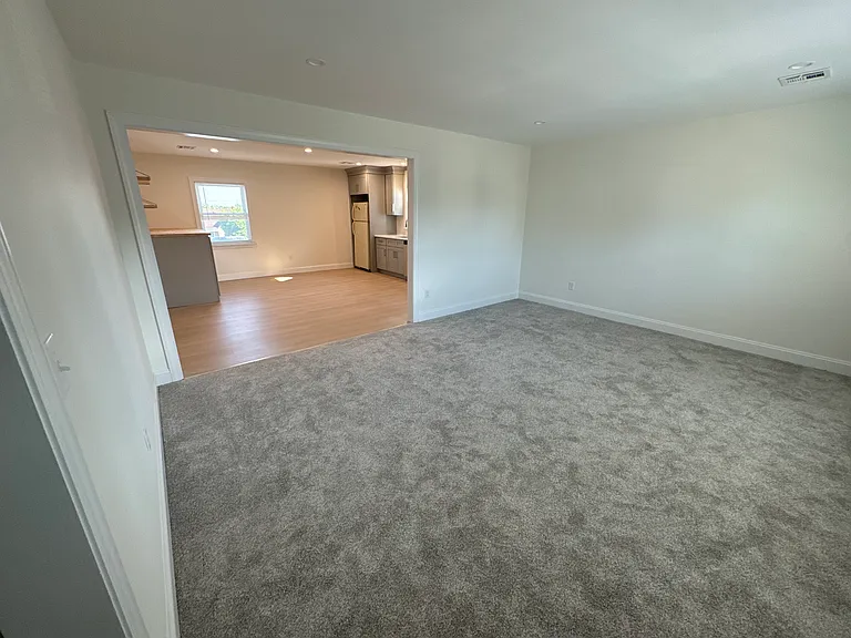 Spacious living room (17x14)