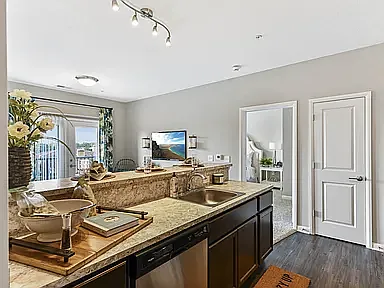 Lincoln Pointe — Photo 10